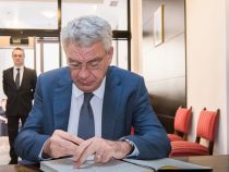 Premierul Mihai Tudose a semnat în cartea de condoleanţe deschisă la Ambasada Regatului Spaniei în România, după atentatele teroriste de la Barcelona