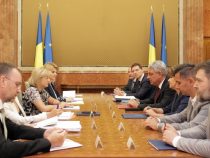 Premierul Mihai Tudose a discutat cu comisarul european pentru politică regională, Corina Crețu, despre accelerarea absorbției fondurilor europene în perioada următoare