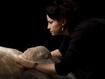 Partea macabra a modei: un designer vestimentar face haine doar pentru morti